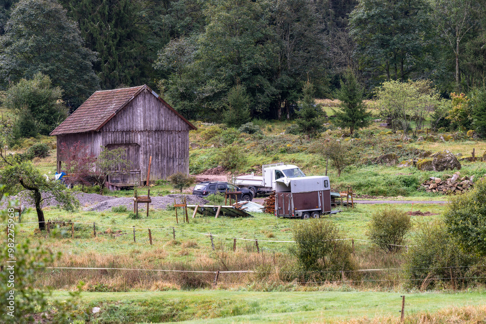 Vieille grange et matériel divers dans un paysage de campagne Vieille grange et matériel divers dans un paysage de campagne