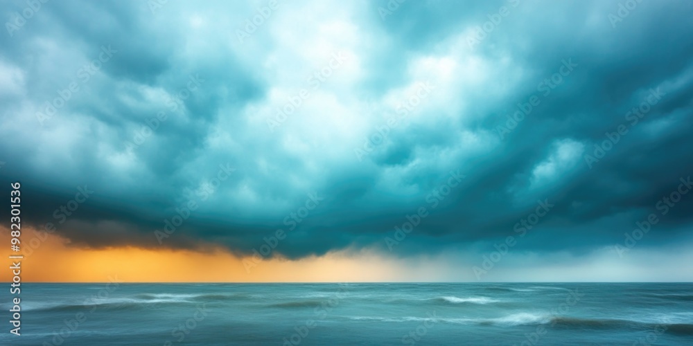 Obraz premium Dramatic horizon of a dark stormy ominous sky over a seascape