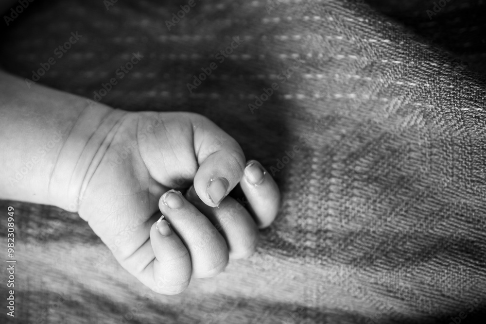 Close-up sur la toute petite main d'un bébé nouveau né