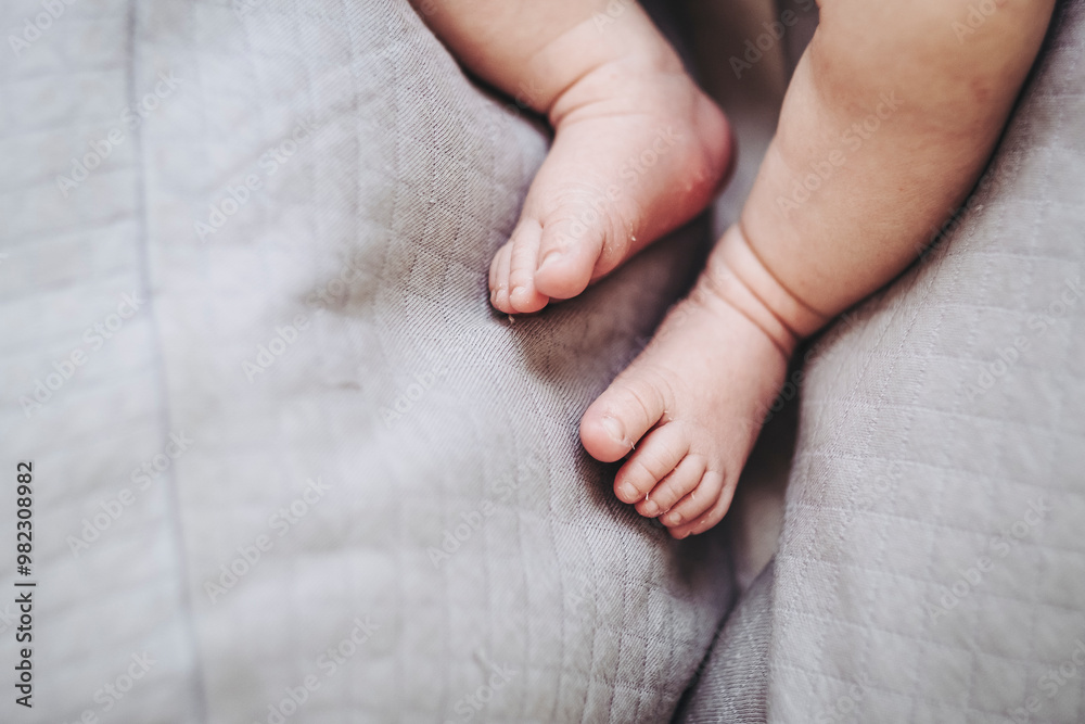 Close-up sur des tout petits pieds de bébé nouveau né