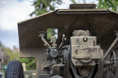 old weapon is an artillery cannon in the war in Ukraine Without soldiers