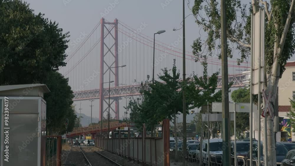 A Ponte 25 de Abril é uma das estruturas mais icônicas de Lisboa, ligando a capital portuguesa à margem sul do rio Tejo. Inaugurada em 1966, esta ponte suspensa de grande escala é frequentemente compa A Ponte 25 de Abril é uma das estruturas mais icônicas de Lisboa, ligando a capital portuguesa à margem sul do rio Tejo. Inaugurada em 1966, esta ponte suspensa de grande escala é frequentemente compa