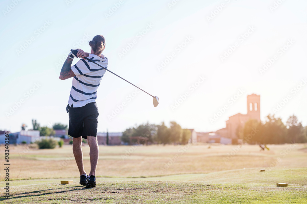 Obraz premium young man playing golf