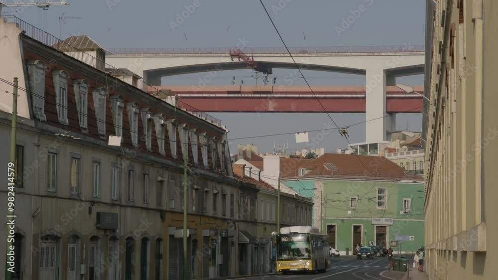 A Ponte 25 de Abril é uma das estruturas mais icônicas de Lisboa, ligando a capital portuguesa à margem sul do rio Tejo. Inaugurada em 1966, esta ponte suspensa de grande escala é frequentemente compa A Ponte 25 de Abril é uma das estruturas mais icônicas de Lisboa, ligando a capital portuguesa à margem sul do rio Tejo. Inaugurada em 1966, esta ponte suspensa de grande escala é frequentemente compa