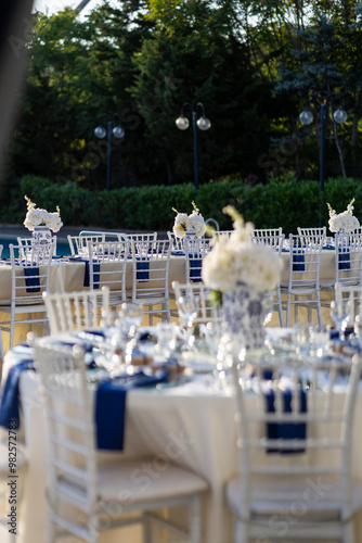 Obraz na płótnie Elegant Outdoor Wedding Reception Table with Blue and White Theme w salonie