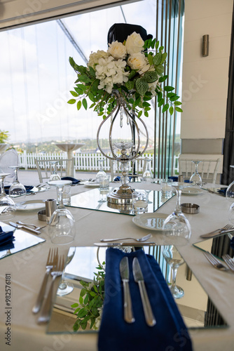 Obraz na płótnie Elegant Outdoor Wedding Stage with Pink and White Floral Decor Overlooking City w salonie