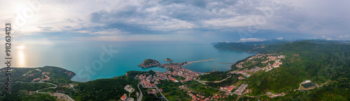 Obraz na płótnie Beautiful cityscape on the mountains over Black-sea, Amasra. Amasra traditional Turkish architecture w salonie