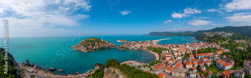 Obraz na płótnie Beautiful cityscape on the mountains over Black-sea, Amasra. Amasra traditional Turkish architecture w salonie