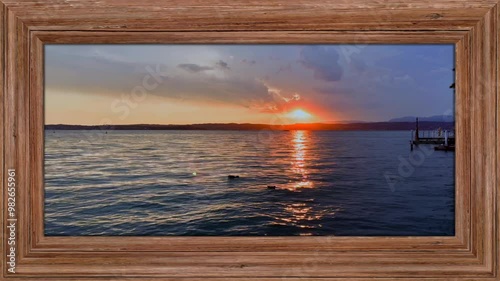 Cornice con animazione interna del panorama del Lago di Garda Italia