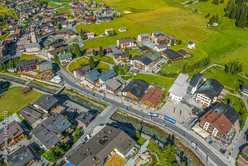 Lech am Arlberg, alpines Urlaubsziel in West-Österreich im Sommer im Luftbild