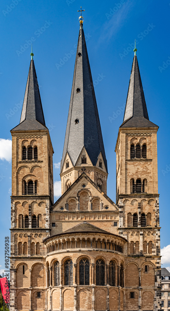 Fototapeta premium Das Bonner Münster, auch Münsterbasilika genannt, ist die katholische Hauptkirche in Bonn; Deutschland