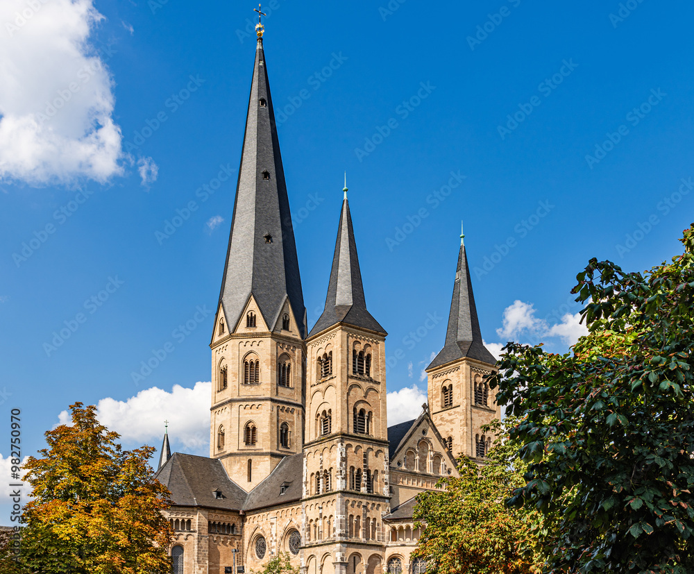 Das Bonner Münster, auch Münsterbasilika genannt, ist die katholische Hauptkirche in Bonn; Deutschland Das Bonner Münster, auch Münsterbasilika genannt, ist die katholische Hauptkirche in Bonn; Deutschland