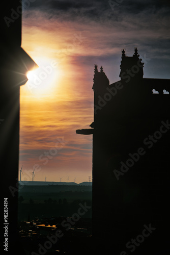 Contraluz del sol con nubes en la torre del castillo