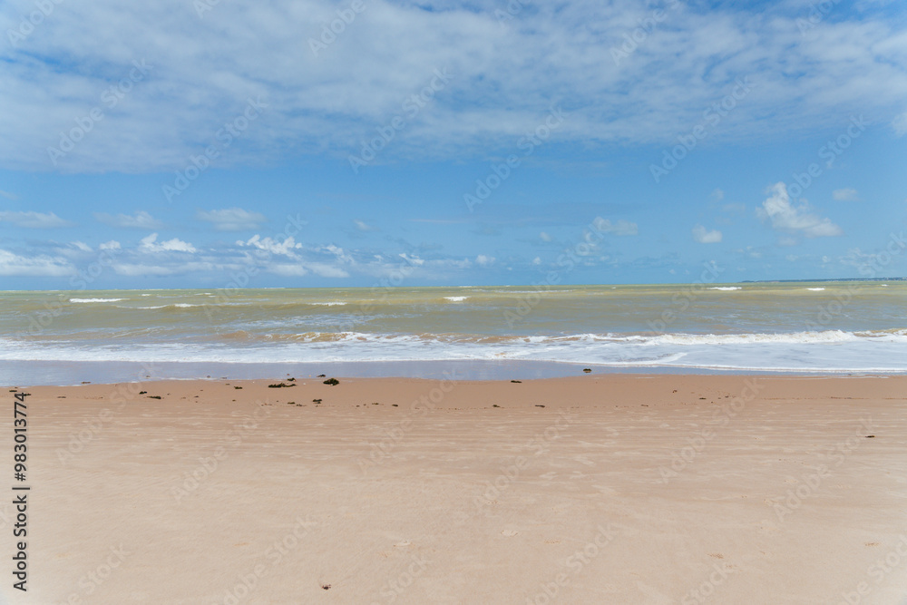 MAR COM ONDAS E UMA AREIO LINDA E LIMPA (BEAUTIFUL SEA WITH BUILDING AND LOTS OF BLUE AND WAVES) MAR COM ONDAS E UMA AREIO LINDA E LIMPA (BEAUTIFUL SEA WITH BUILDING AND LOTS OF BLUE AND WAVES)