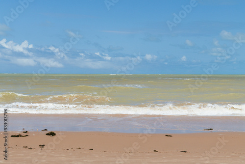 MAR COM ONDAS E UMA AREIO LINDA E LIMPA (BEAUTIFUL SEA WITH BUILDING AND LOTS OF BLUE AND WAVES)