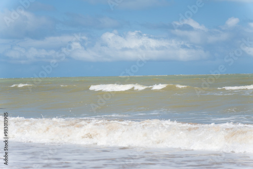 MAR COM ONDAS E UMA AREIO LINDA E LIMPA (BEAUTIFUL SEA WITH BUILDING AND LOTS OF BLUE AND WAVES)