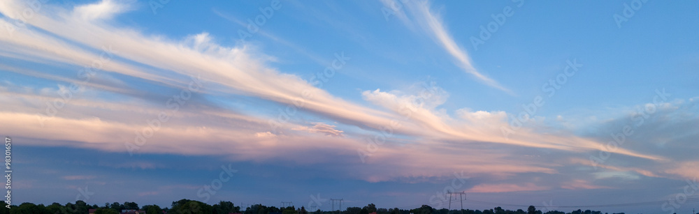 Fototapeta premium A beautiful sunset with colorful clouds creating a stunning sky view, perfect for nature lovers and landscape photography enthusiasts.