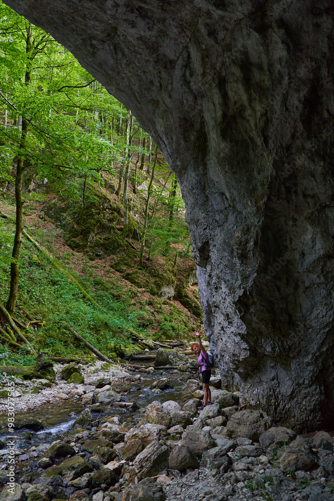 Obraz premium Woman hiker in a canyon