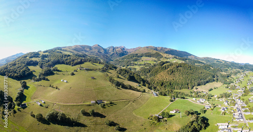 Montagne en Bigorre avec vallée de Campan et le Pic du midi