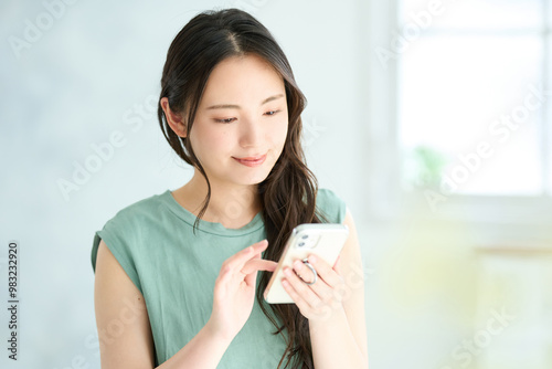 スマホを操作する20代女性