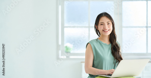 ノートパソコンで調べ物をする若い女性 Free Download ノートパソコンで調べ物をする若い女性 - GFXLoad