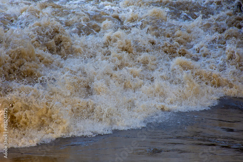 Obraz na płótnie Wzburzona rzeka w salonie