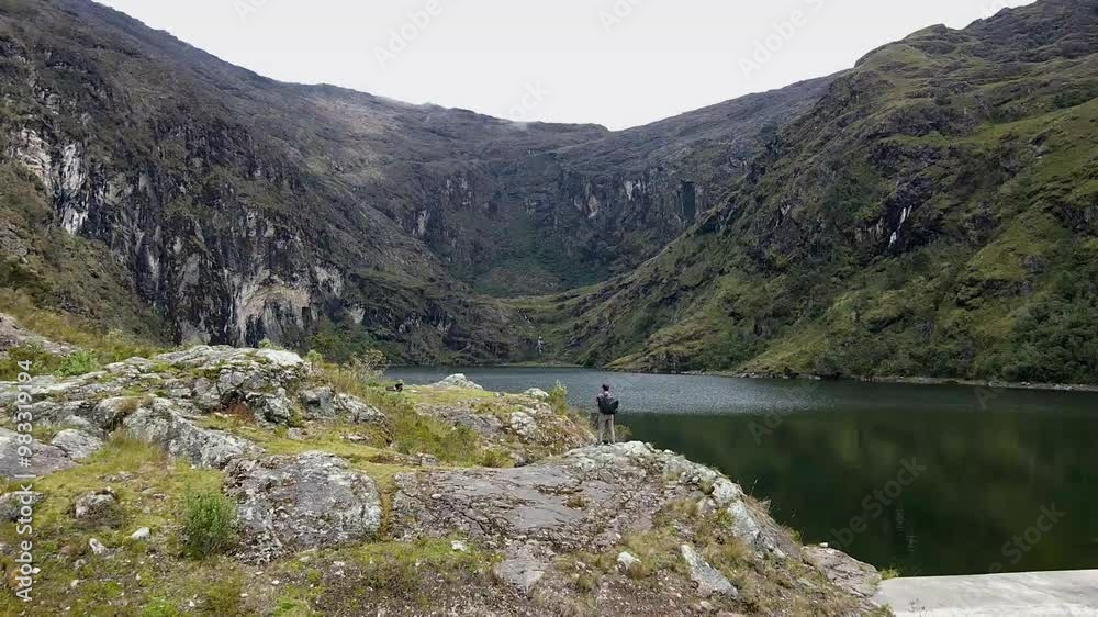 Hombre turista parado al lado de una laguna en las montañas.el turismo y el concepto de viaje.modo de vida saludable	