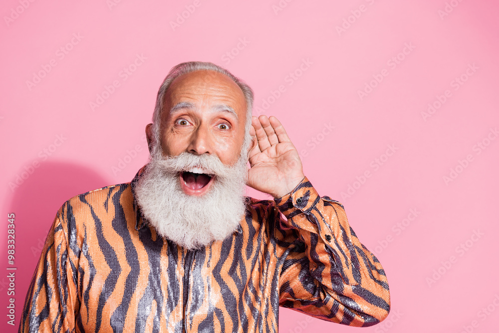 Εκτύπωση καμβά Photo of impressed old man have hand near ear listen incredible information empt