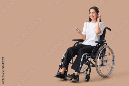 Female technical support ag...