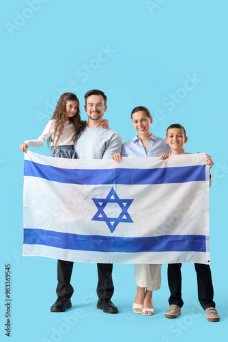 Happy Jewish family with fl...