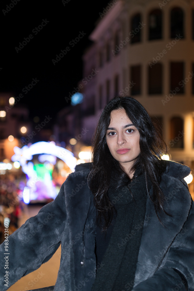 mujer morena joven españa 2023 mirando desde una terraza mujer morena joven españa 2023 mirando desde una terraza