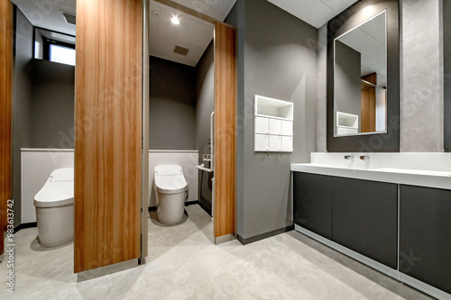 オフィスビルの清潔な公衆トイレ