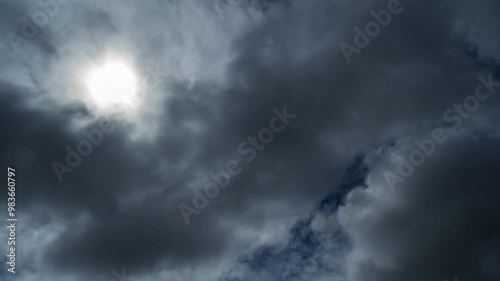雲から透ける太陽 タイムラプス