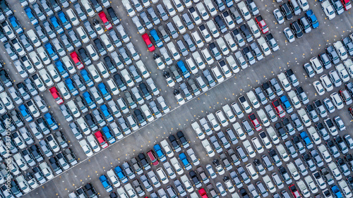 Foto Aerial view new cars lined up in the port for import and export, Top view of new cars lined up automobile factory global logistic import export, New cars logistic to dealership for sale