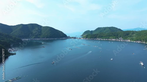 海と繋がる湖の空撮　田舎の風景　釣り船　釣り堀　漁船　福井県美浜町の日向湖　三方五湖　その2