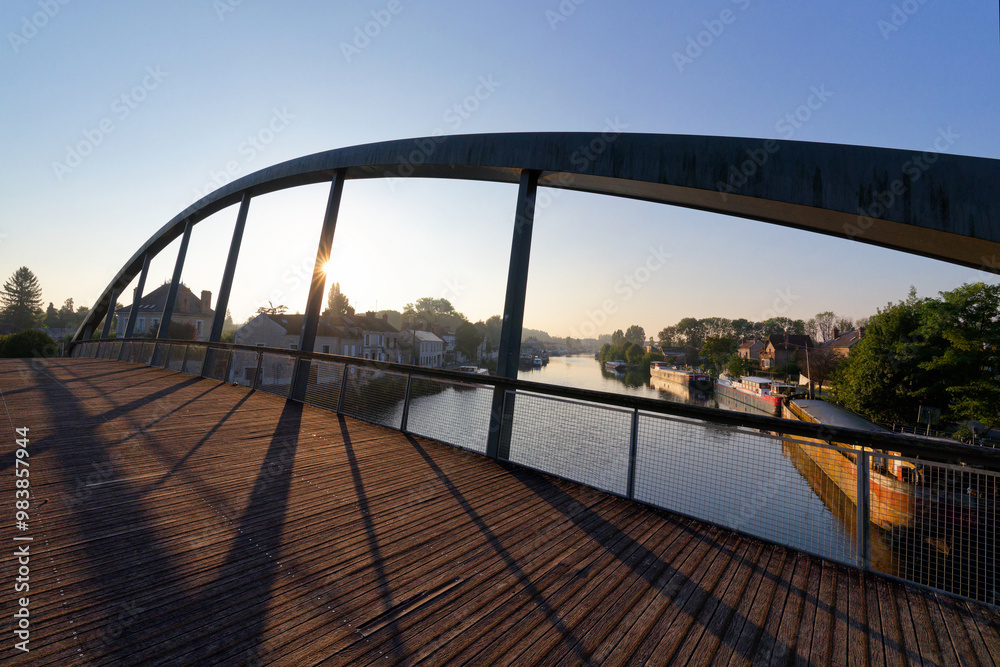 Obraz premium Footbridge on the Loing river in Saint-Mammès village