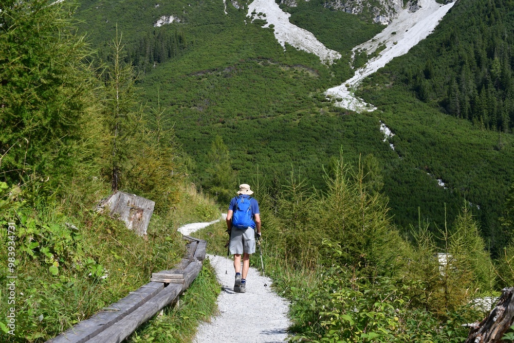 Mann wandert im Stubaital in Tirol