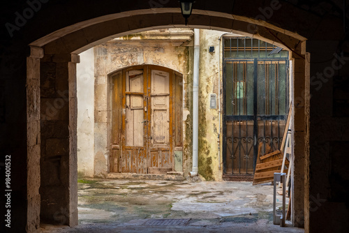Obraz na płótnie Abandoned courtyard in Syracuse. Sicily, Italy w salonie