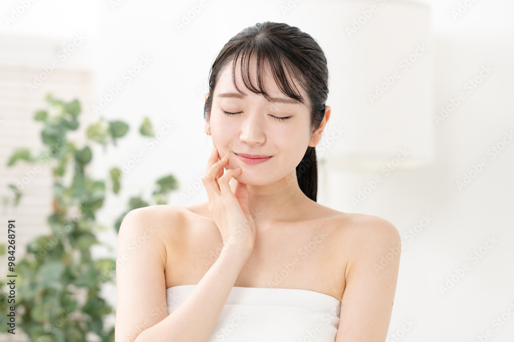 スキンケアをする若い女性 スキンケアをする若い女性
