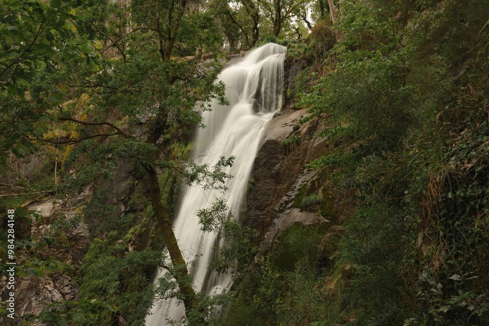 Obraz premium Ribasieira Waterfall with Wooden Path in Porto do Son