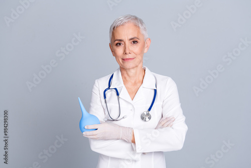 Fotografía Photo of attractive doctor woman specialist therapist wear white robe hold old e
