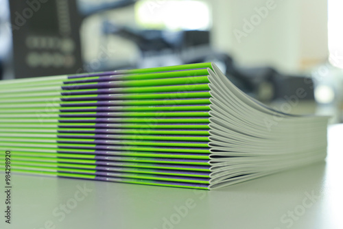 Stitched printing brochures in the bookbindery or print shop. Print sorted with spine. Lettershop or bookbinder.