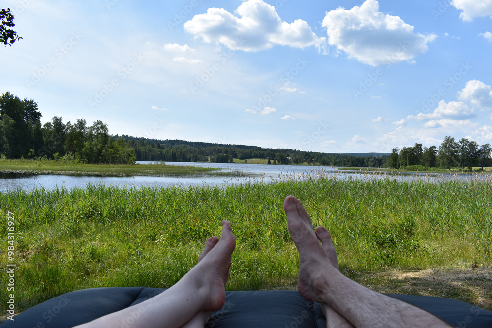 Fototapeta premium Paar sonnt sich an einem See in Schweden