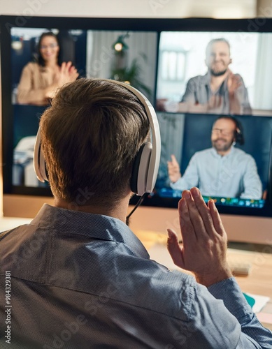 Una persona sorda participando en una videollamada de trabajo, utilizando lenguaje de señas mientras se comunica con su equipo.