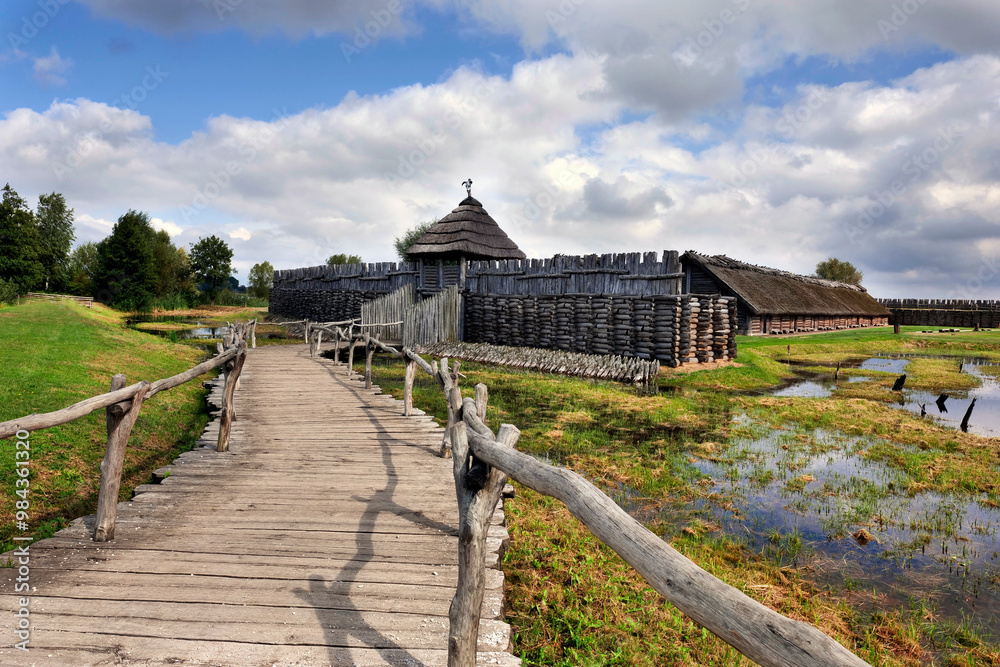 Gród w Biskupinie – stanowisko archeologiczne na Pojezierzu Gnieźnieńskim we wsi Biskupin w województwie kujawsko-pomorskim. Na podstawie badań drewnianych bali stwierdzono, że 50% użytych do budowy g