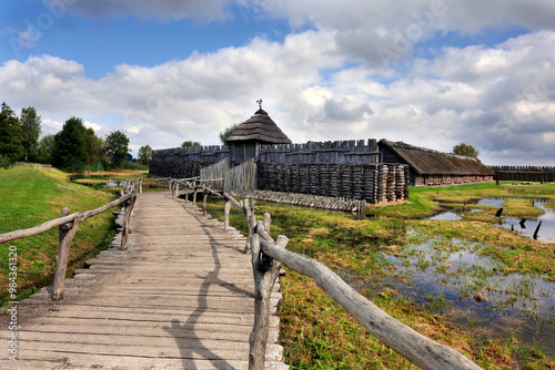 Obraz na płótnie Gród w Biskupinie – stanowisko archeologiczne na Pojezierzu Gnieźnieńskim we wsi Biskupin w województwie kujawsko-pomorskim. Na podstawie badań drewnianych bali stwierdzono, że 50% użytych do budowy g w salonie