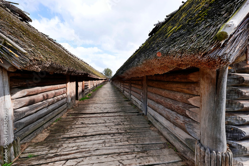 Obraz na płótnie Gród w Biskupinie – stanowisko archeologiczne na Pojezierzu Gnieźnieńskim we wsi Biskupin w województwie kujawsko-pomorskim. Na podstawie badań drewnianych bali stwierdzono, że 50% użytych do budowy g w salonie