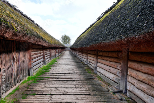 Obraz na płótnie Gród w Biskupinie – stanowisko archeologiczne na Pojezierzu Gnieźnieńskim we wsi Biskupin w województwie kujawsko-pomorskim. Na podstawie badań drewnianych bali stwierdzono, że 50% użytych do budowy g w salonie