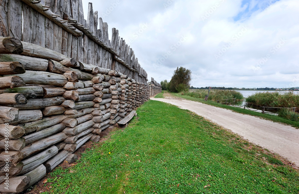 Gród w Biskupinie – stanowisko archeologiczne na Pojezierzu Gnieźnieńskim we wsi Biskupin w województwie kujawsko-pomorskim. Na podstawie badań drewnianych bali stwierdzono, że 50% użytych do budowy g