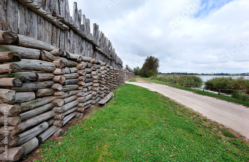 Obraz na płótnie Gród w Biskupinie – stanowisko archeologiczne na Pojezierzu Gnieźnieńskim we wsi Biskupin w województwie kujawsko-pomorskim. Na podstawie badań drewnianych bali stwierdzono, że 50% użytych do budowy g w salonie